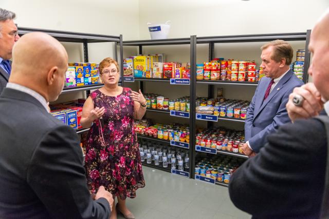 Chef Tom Colicchio tours Kean University's Cougar Food Pantry.