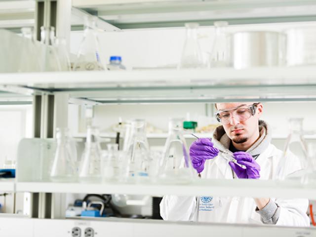 A student works in a Kean laboratory