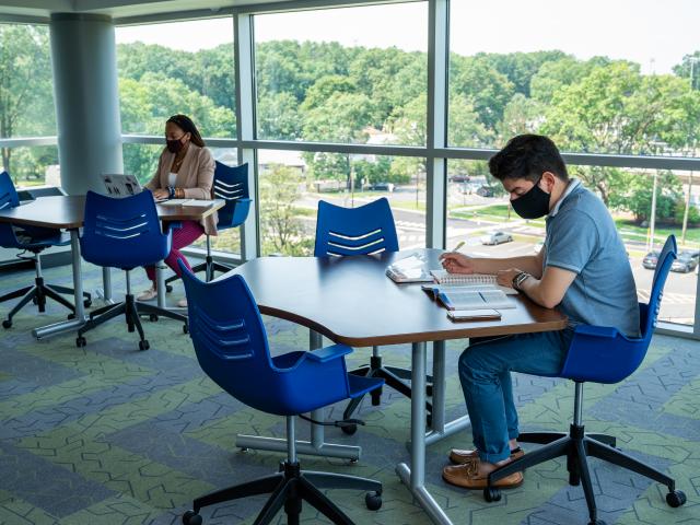 Kean students in a GLAB study lounge