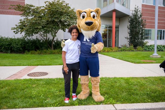 Kean Cougar poses with Freshman on Move-In Day 