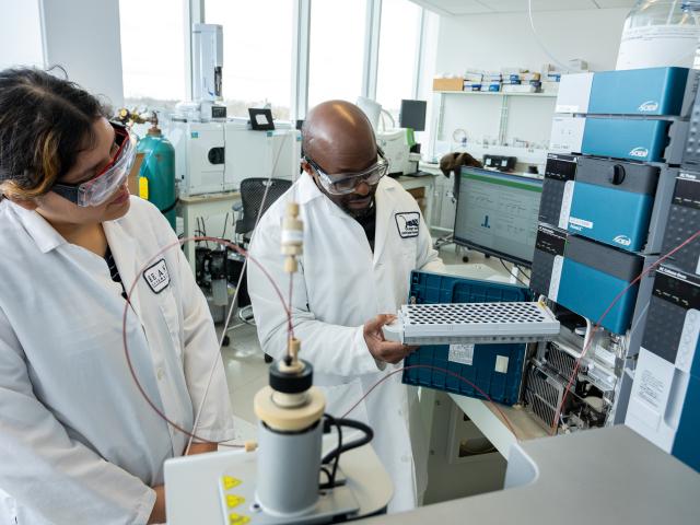 Derrick Swinton, Ph.D. conducts laboratory exercise