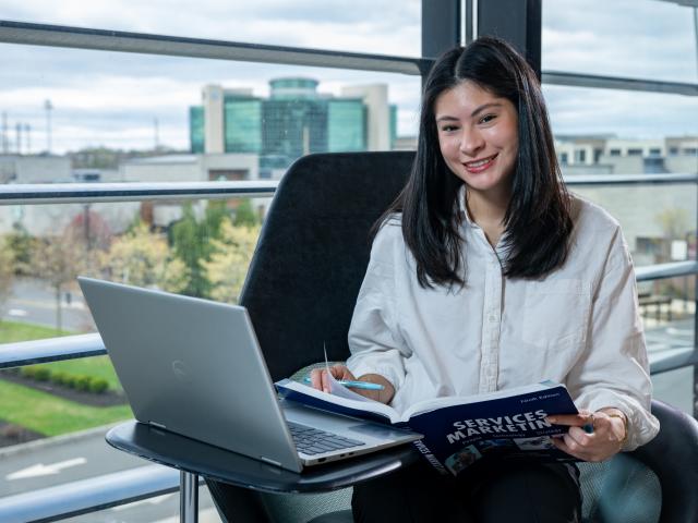 A Kean Online student studies marketing services