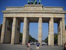 Benjamin chewy at the berlin brandenburg gate