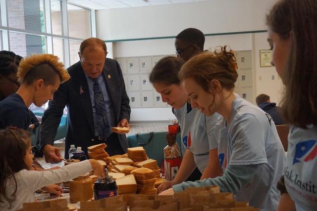 Former State Senator Raymond Lesniak makes peanut butter and jelly sandwiches with Kean volunteers.