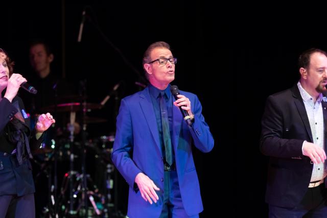 The Manhattan Transfer, featuring alumnus Alan Paul, perform at Kean Stage.