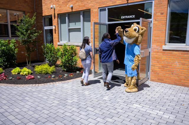 Kean Cougar welcomes students to Skylands campus