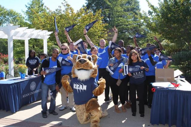 Kean Students pose with Cougar mascot
