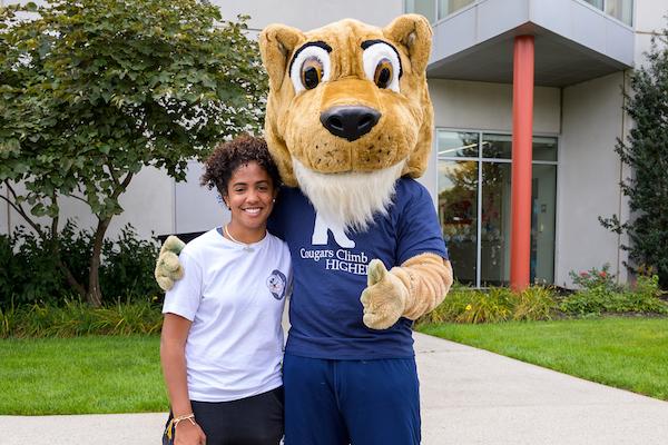 Kean freshman poses with Cougar on Move-in Day