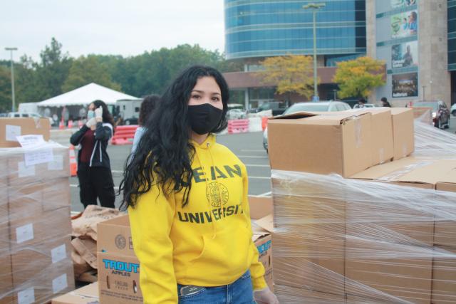 A Kean student volunteering at the emergency food distribution event on campus.