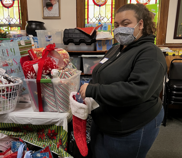 A female Kean student assisting with a volunteer event.