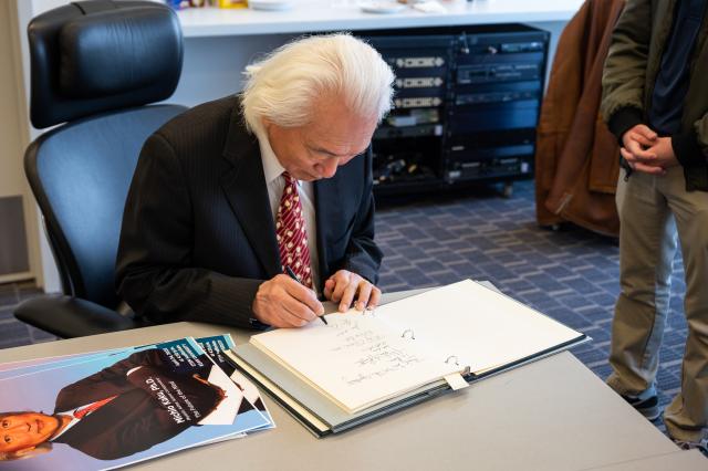 Michio Kaku signs the Distinguished Lecturer guest book at Kean