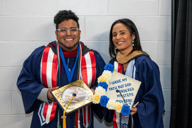 Kean grads pose with decorated caps