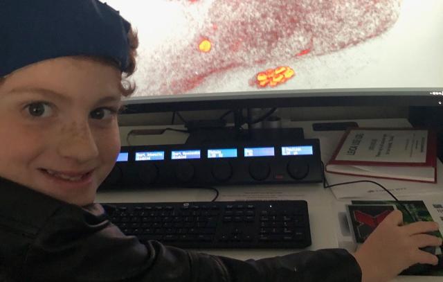Giacomo taking an image on the confocal microscope