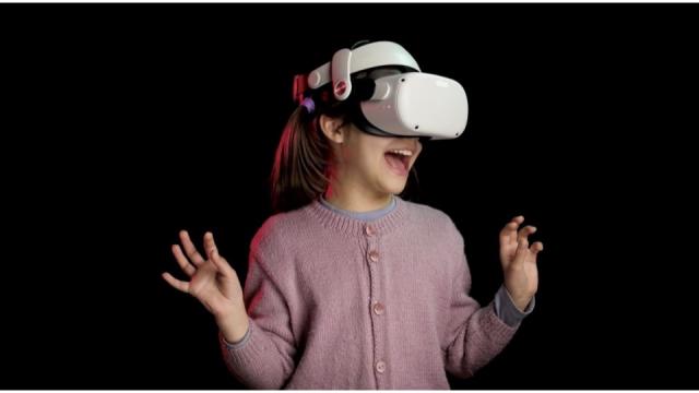 A student uses a virtual reality simulation