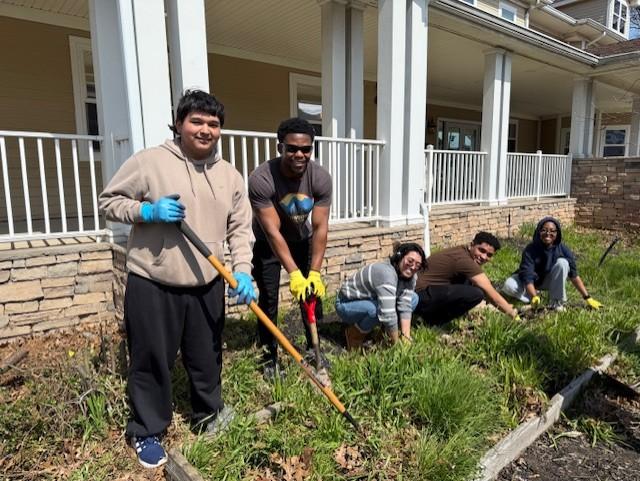 Kean students preparing garden beds for the Jewish Family Services food pantry.
