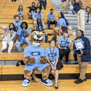 Keanu poses with students